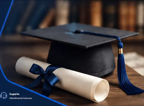 Capelo de formatura e diploma representando formação acadêmica